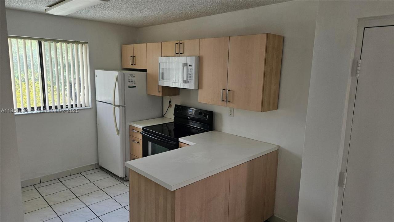 2710 W 60th Pl 204, Hialeah, フロリダ 33016, アメリカ合衆国