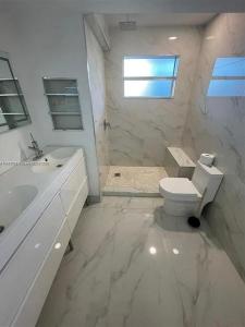 1660 NE 191st St 301-1, Miami, Florida 33179, USA