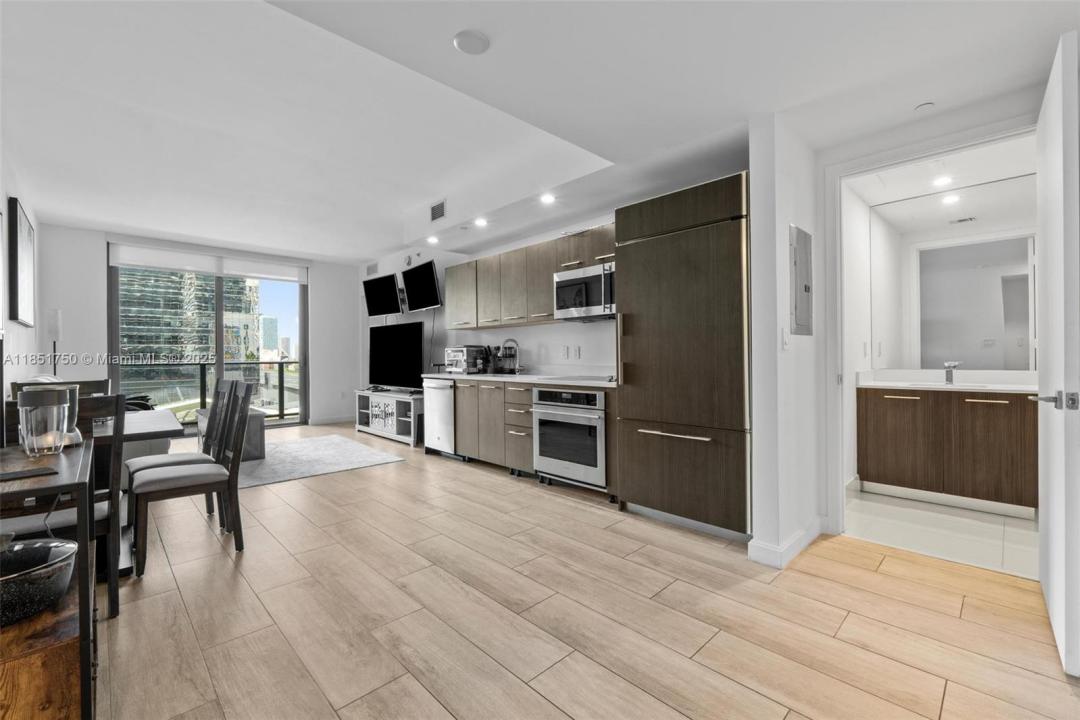 45 SW 9th St 1109, Miami, Florida 33130