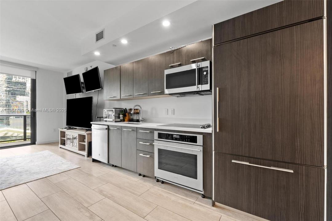 45 SW 9th St 1109, Miami, Florida 33130