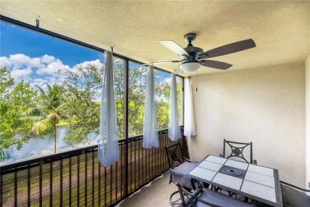 2206 S Cypress Bend Dr 305, Pompano Beach, Florida 33069, USA