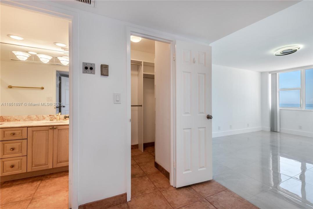 3180 S Ocean Dr 310, Hallandale Beach, Floride 33009, États-Unis