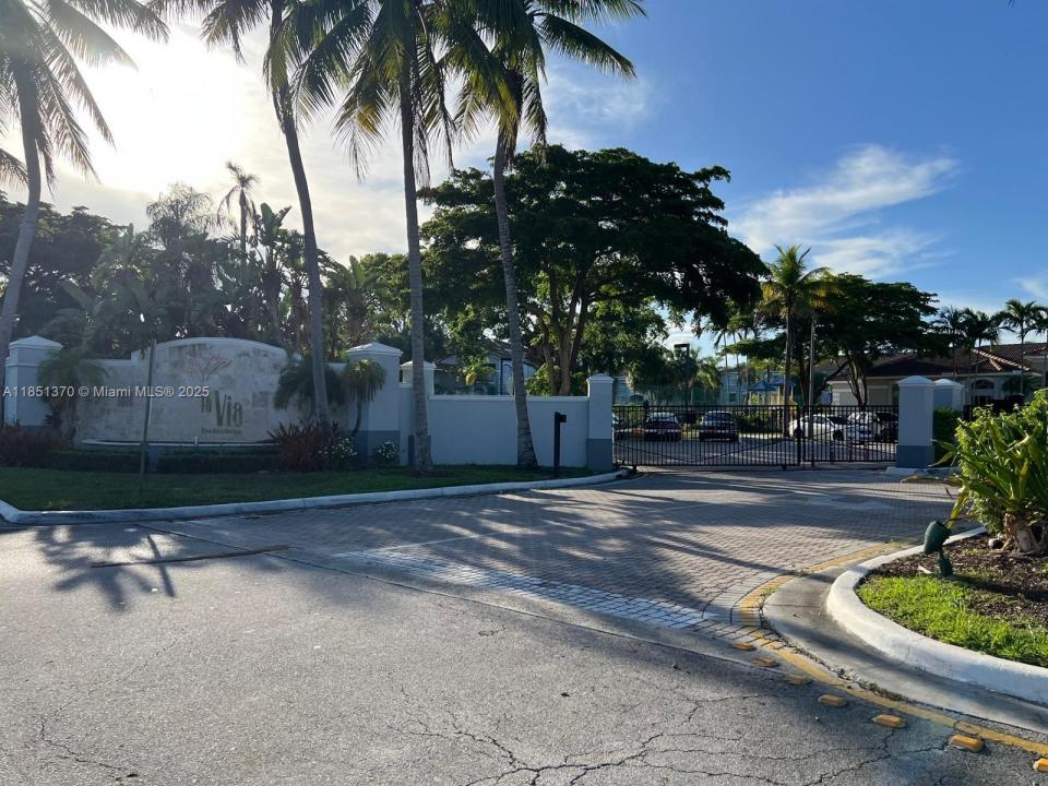 9645 NW 1st Ct 1-209, Pembroke Pines, Florida 33024, Amerika Birleşik Devletleri