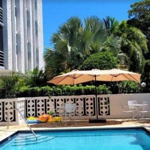 2425 NE 135th St 401, North Miami, Florida 33181, USA