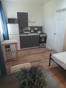 709 NE 2nd Ct 2, Hallandale Beach, Florida 33009, USA