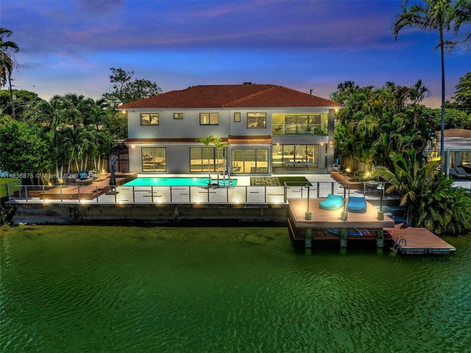 2320 NE 211th St, Miami, フロリダ 33180, アメリカ合衆国