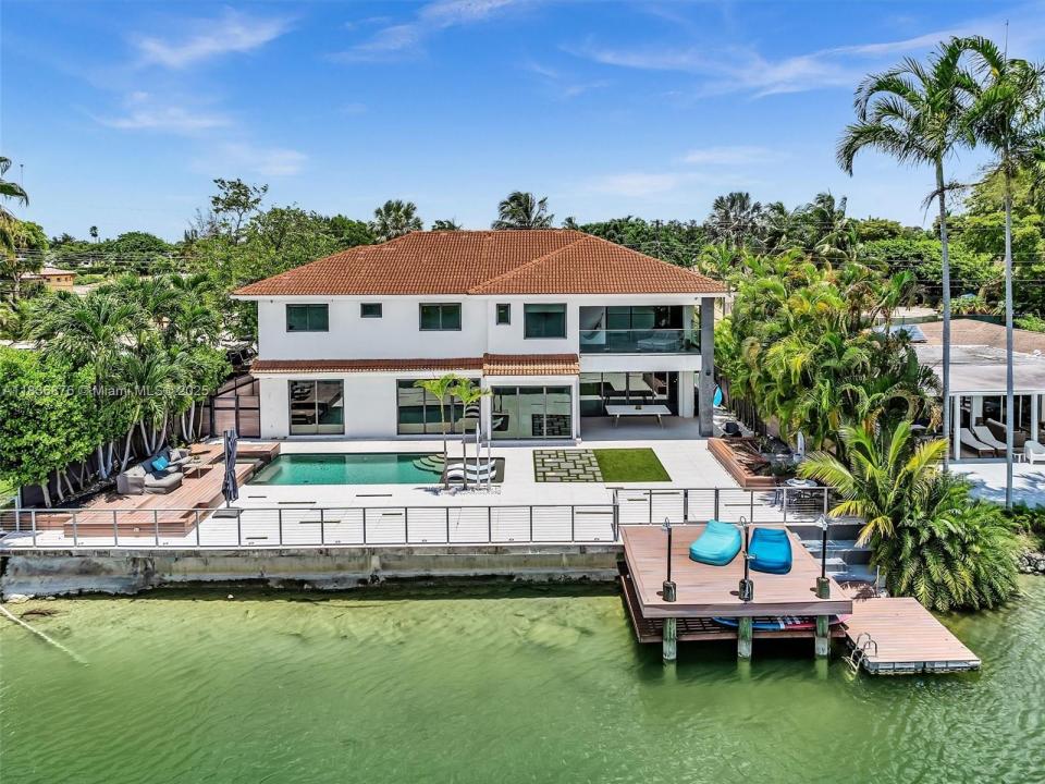 2320 NE 211th St, Miami, フロリダ 33180, アメリカ合衆国