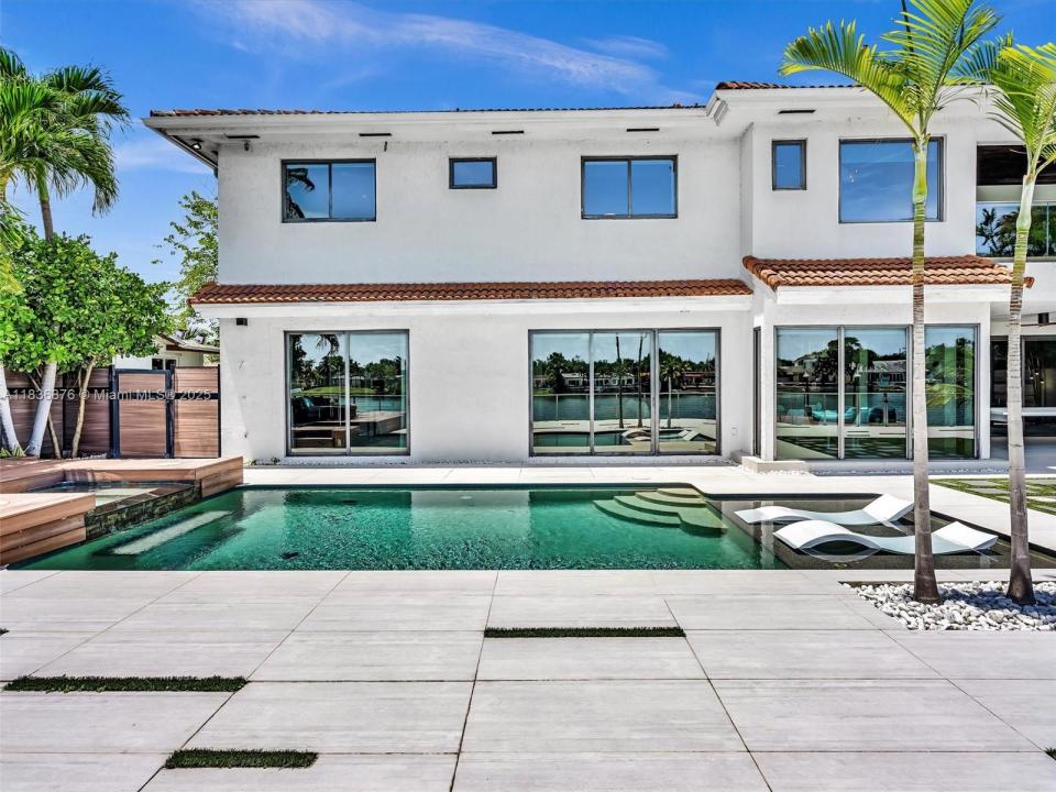 2320 NE 211th St, Miami, フロリダ 33180, アメリカ合衆国