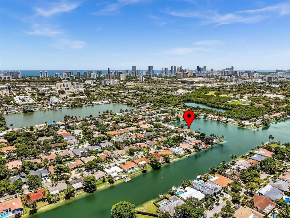 2320 NE 211th St, Miami, フロリダ 33180, アメリカ合衆国