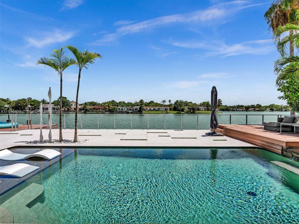 2320 NE 211th St, Miami, フロリダ 33180, アメリカ合衆国