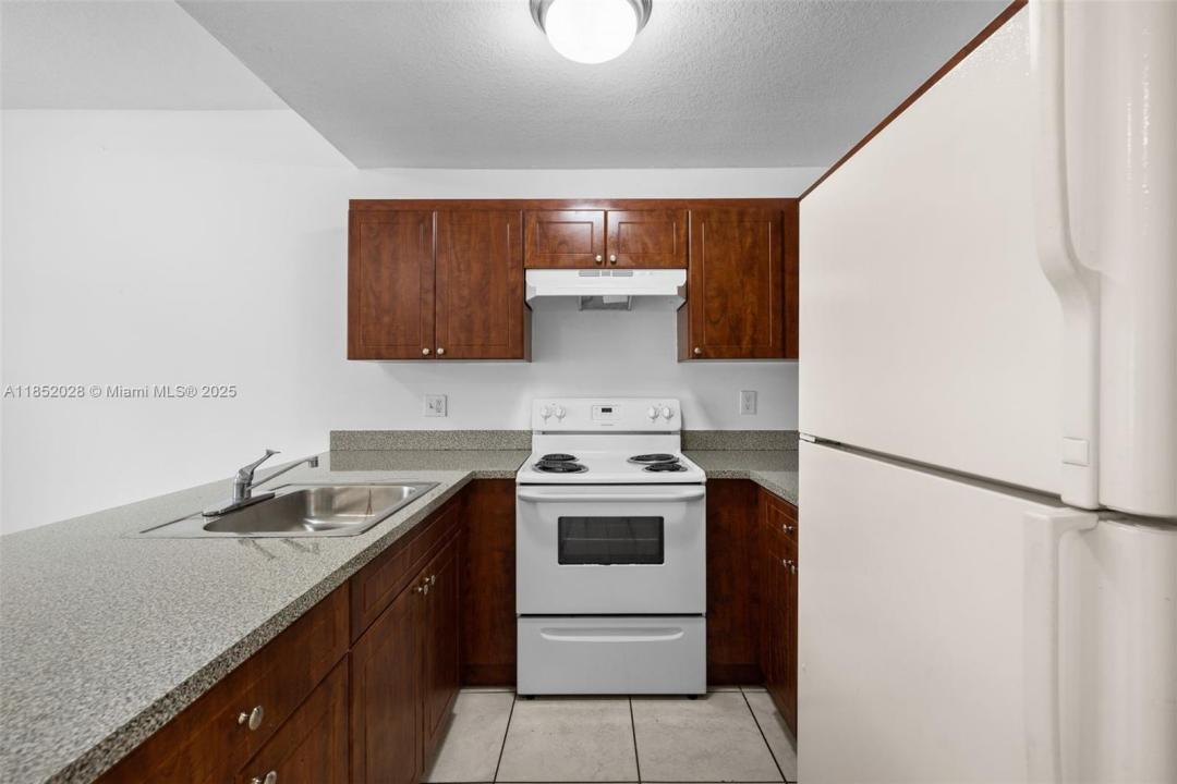 2453 W 78th St 104, Hialeah, Flórida 33016, Estados Unidos