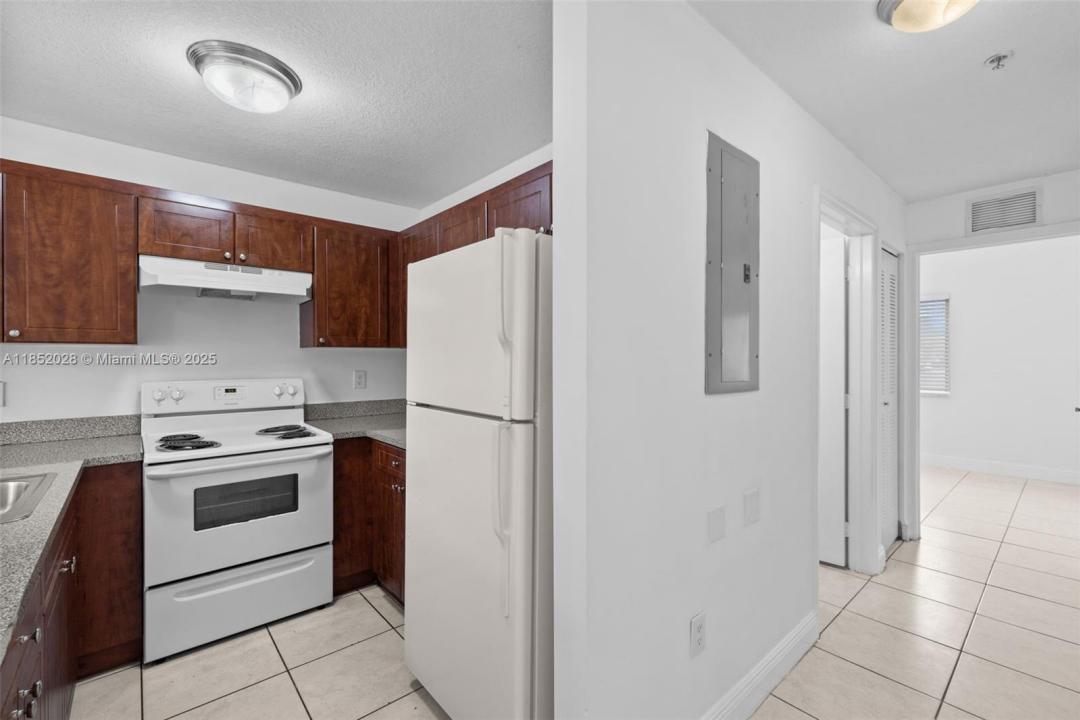 2453 W 78th St 104, Hialeah, Flórida 33016, Estados Unidos