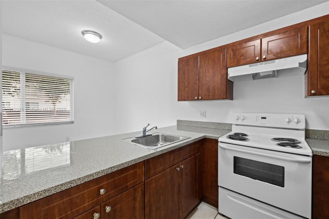 2453 W 78th St 104, Hialeah, Flórida 33016, Estados Unidos