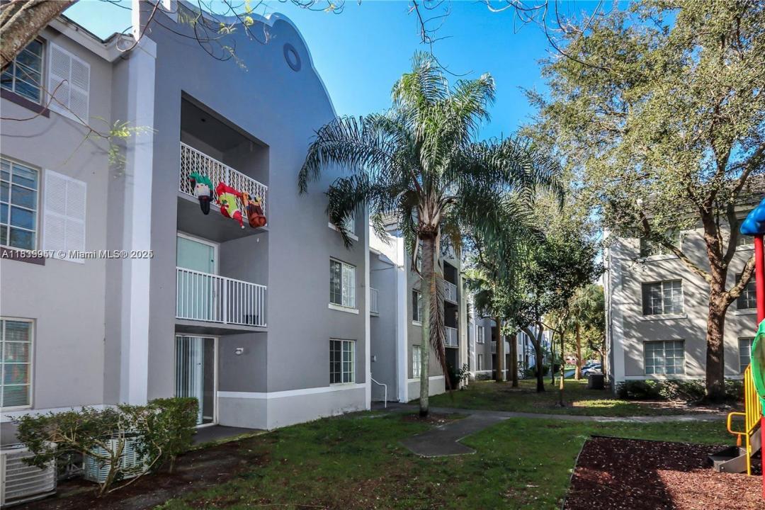 11133 SW 8th St 102, Pembroke Pines, Florida 33025, Amerika Birleşik Devletleri