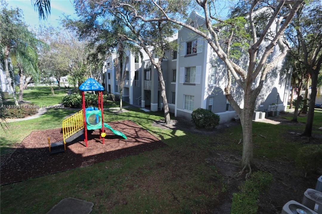 11133 SW 8th St 102, Pembroke Pines, Florida 33025, Amerika Birleşik Devletleri