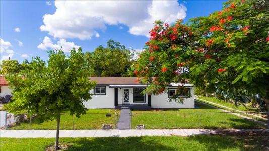 1026 W 32nd St, Hialeah, Florida 33012, USA