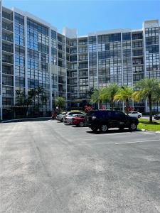 1000 Parkview Dr 523, Hallandale Beach, Florida 33009, USA
