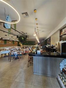 2995 NE 163rd St, North Miami Beach, Florida 33160, USA