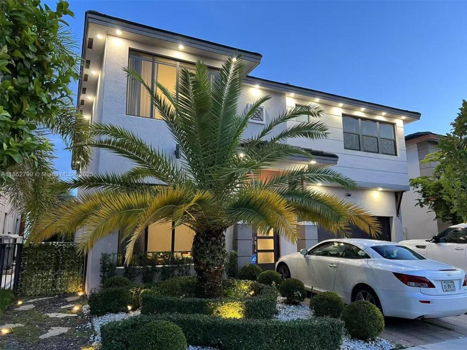 8910 NW 160th Ter, Miami Lakes, Florida 33018