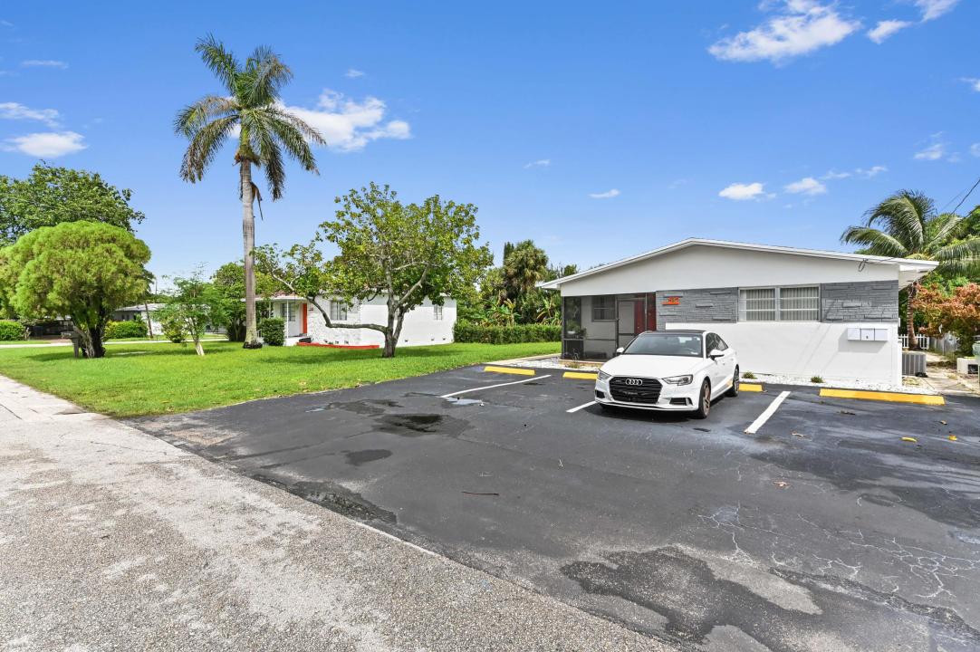538 SW 7th Street, Hallandale Beach, Florida 33009