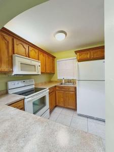 8325 Sunrise Lakes Blvd 205, Sunrise, Florida 33322, USA
