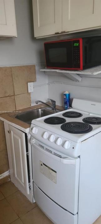 4795 NW 42nd St B, Lauderdale Lakes, Florida 33319, USA