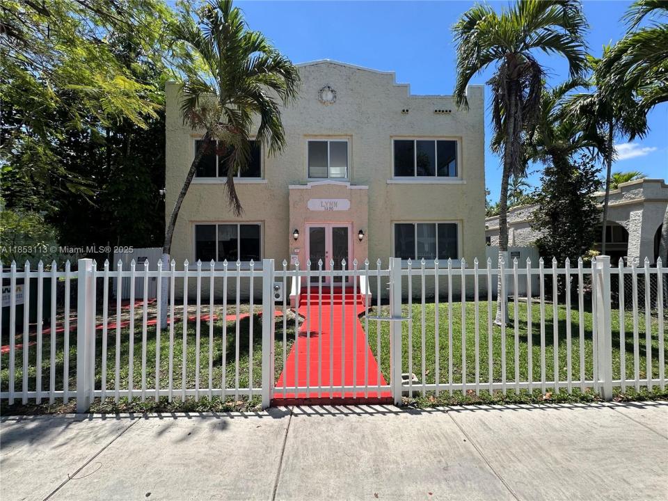 1630 SW 10th St 8, Miami, Floryda 33135, USA