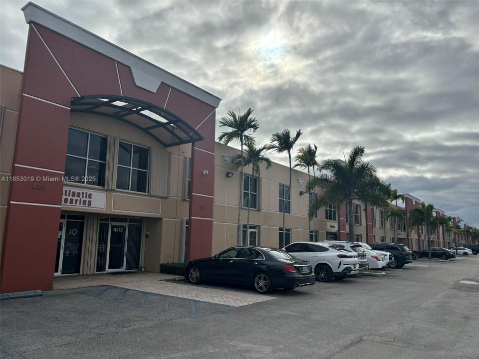 8212 NW 30th Ter, Doral, Florida 33122