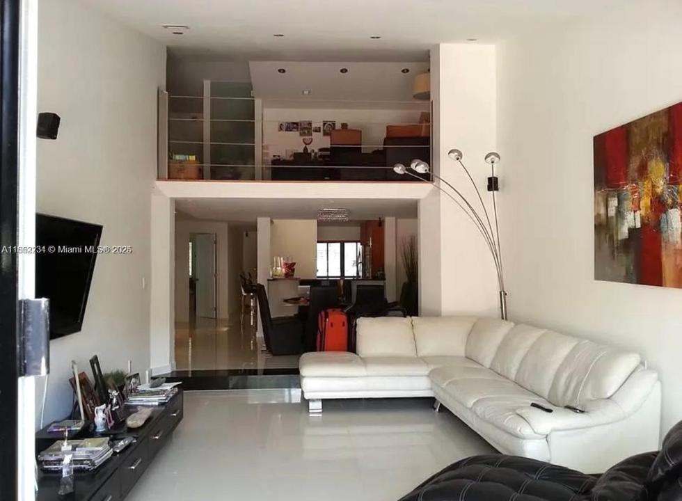 546 NE 199th Ln 4W, Miami, Флорида 33179, Соединенные Штаты