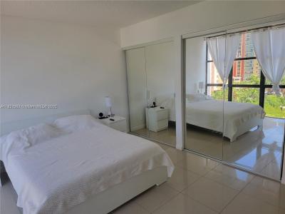 17021 N Bay Rd 1015, Sunny Isles Beach, Florida 33160, USA