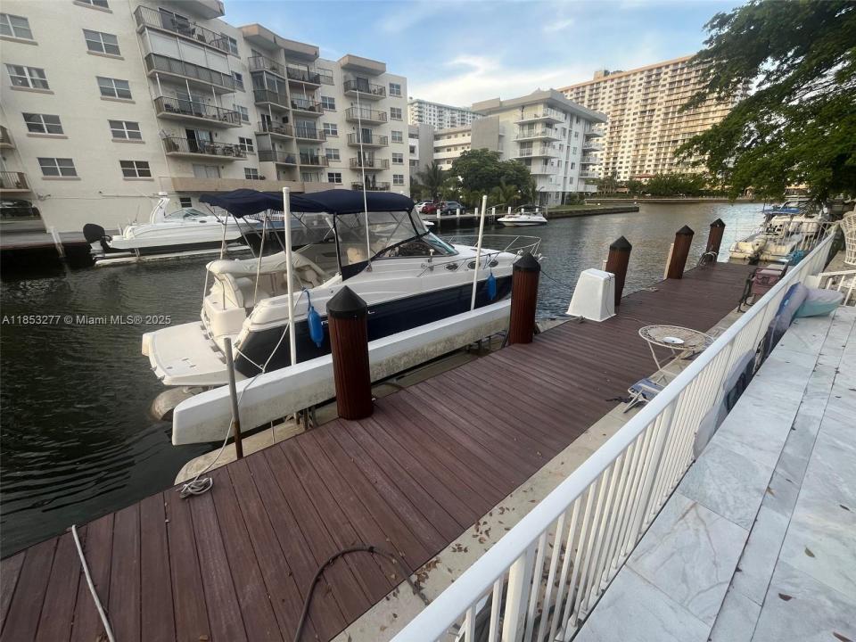 3915 NE 168th St 3915, North Miami Beach, Florida 33160, USA
