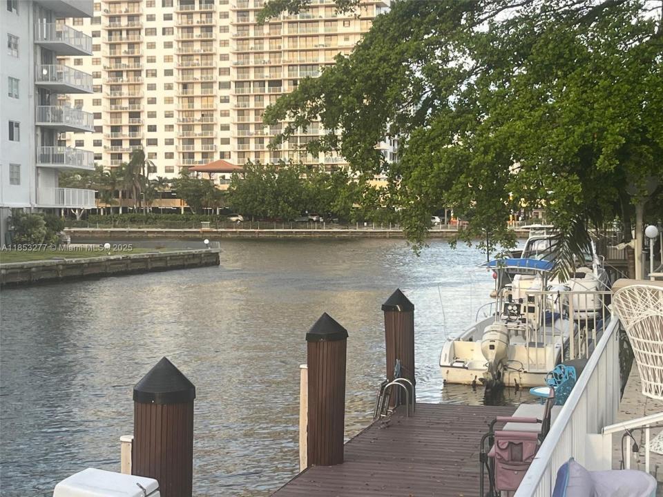 3915 NE 168th St 3915, North Miami Beach, Florida 33160, USA