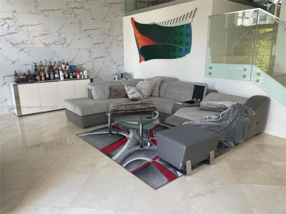 3915 NE 168th St 3915, North Miami Beach, Florida 33160, USA