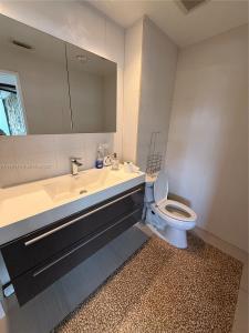 1125 NE 125th St, North Miami, Florida 33161, USA