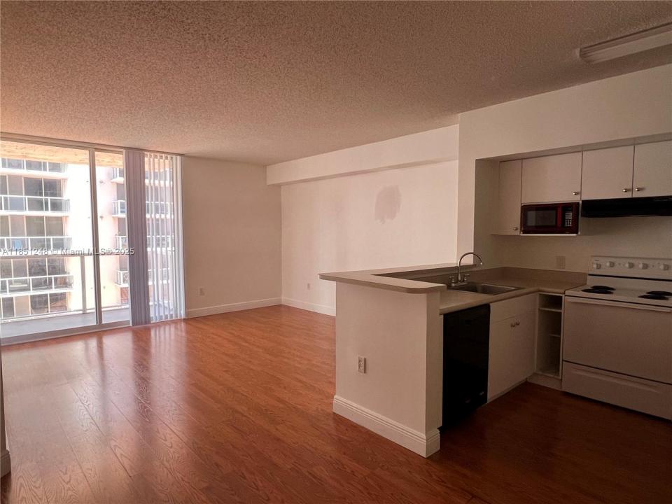 5085 NW 7th St 910, Miami, פלורידה 33126, ארצות הברית של אמריקה