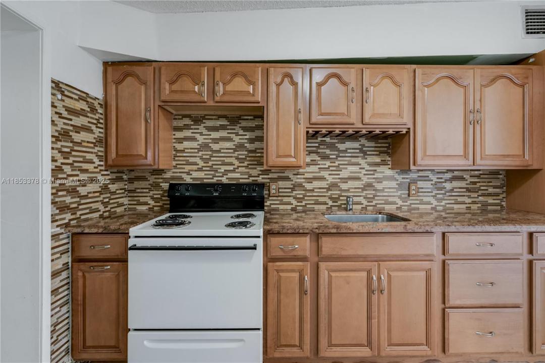 561 E 62nd St, Hialeah, Florida 33013, USA