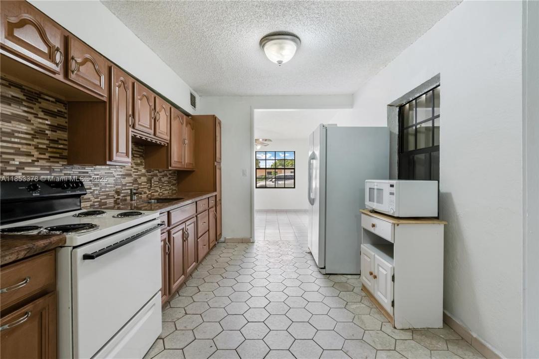 561 E 62nd St, Hialeah, Florida 33013, USA