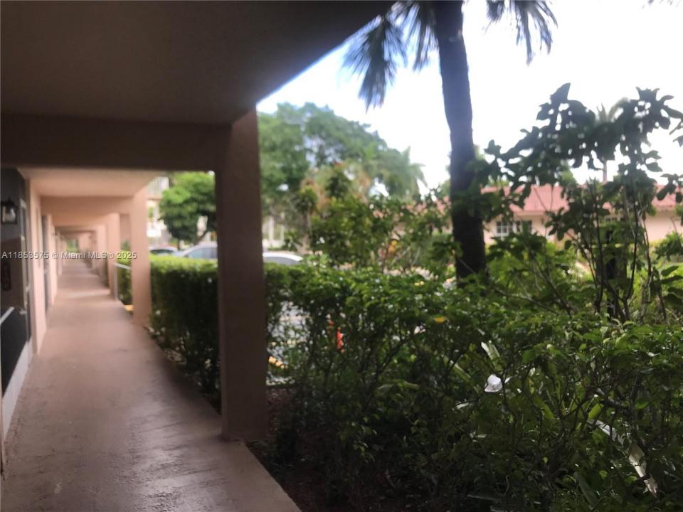501 Blue Heron Dr 110-A, Hallandale Beach, Флорида 33009, Соединенные Штаты