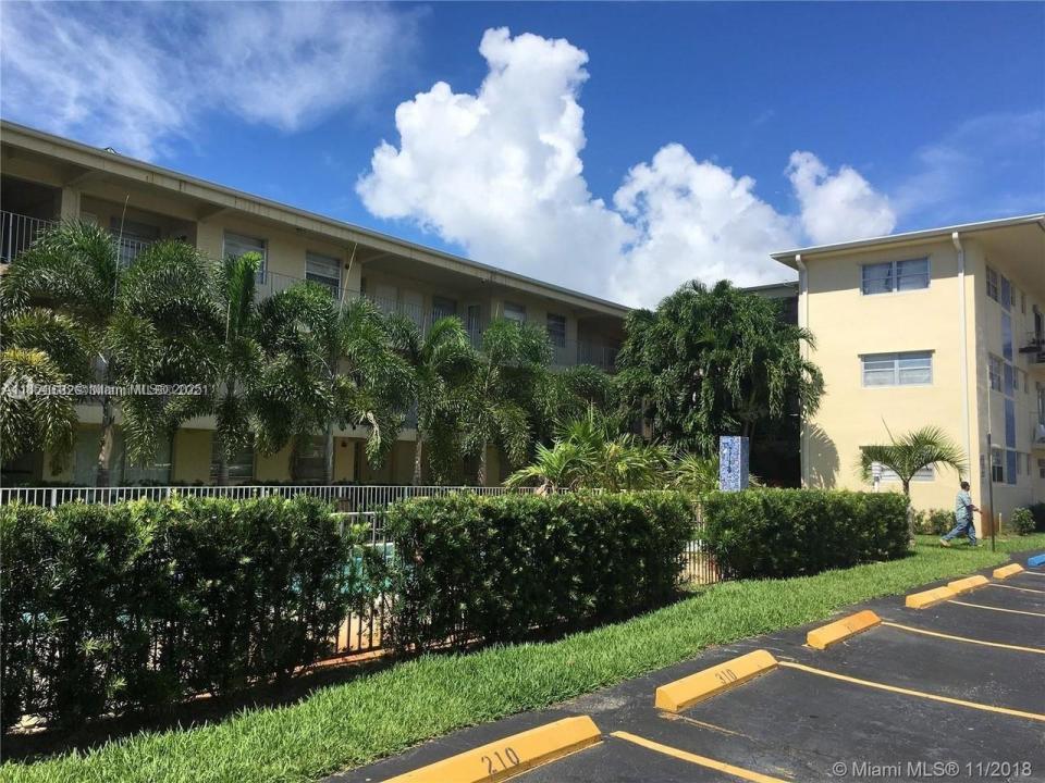 1100 NE 1st Ct 102, Hallandale Beach, Florida 33009