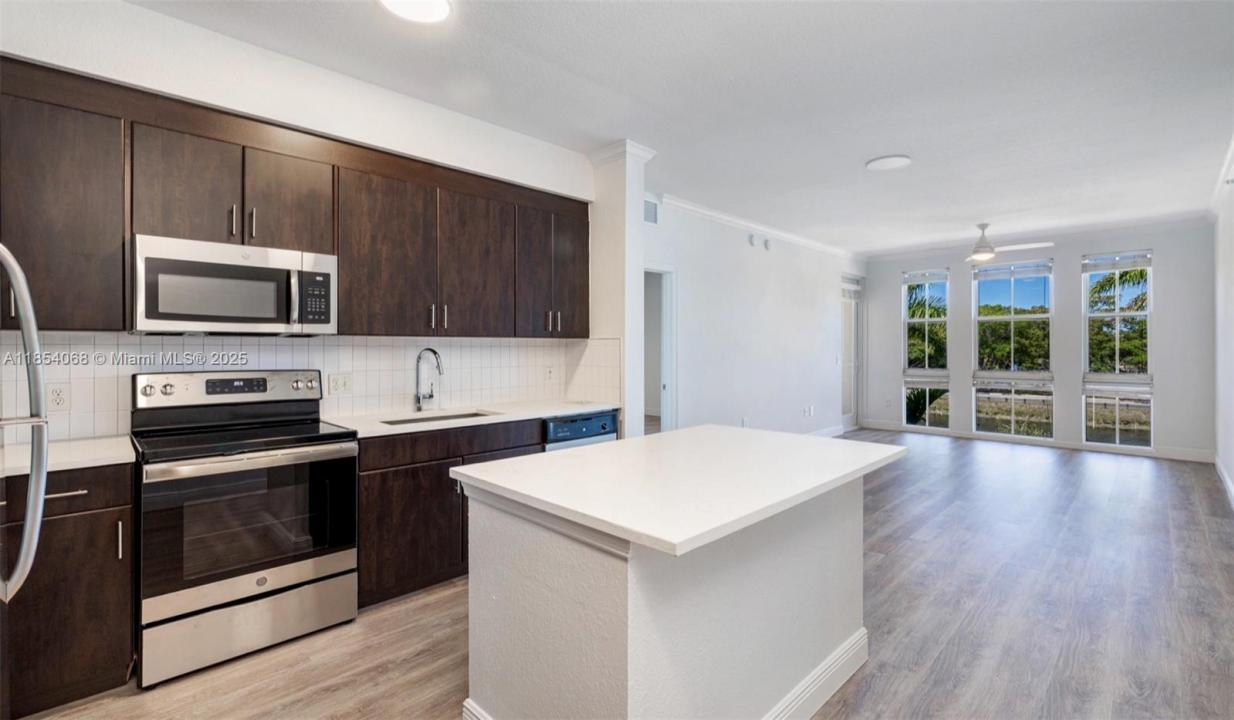 10170 SW 7th St 20-101, Pembroke Pines, Floryda 33025, USA