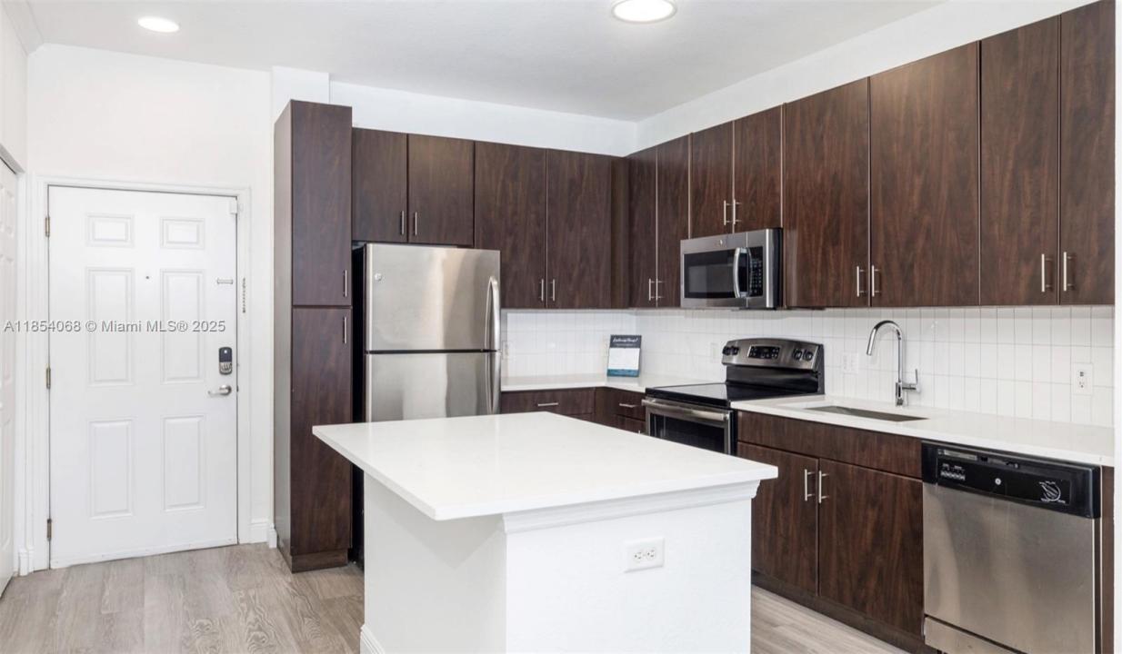 10170 SW 7th St 20-101, Pembroke Pines, Floryda 33025, USA