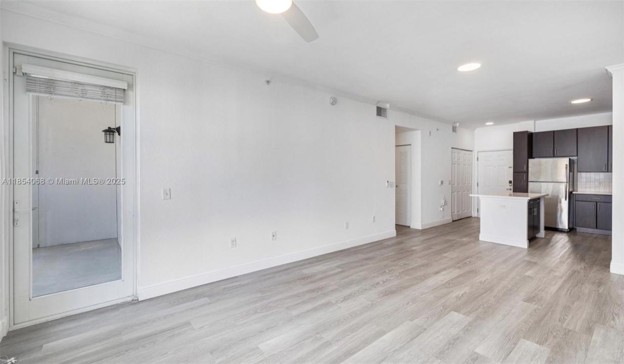 10170 SW 7th St 20-101, Pembroke Pines, Floryda 33025, USA