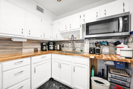 2841 NE 163rd St 710, North Miami Beach, Florida 33160, USA