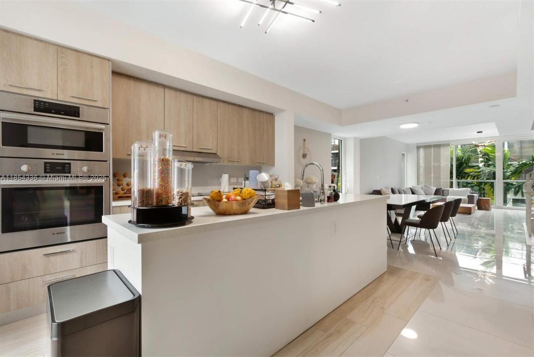 1000 99th St 1, Bay Harbor Islands, フロリダ 33154, アメリカ合衆国