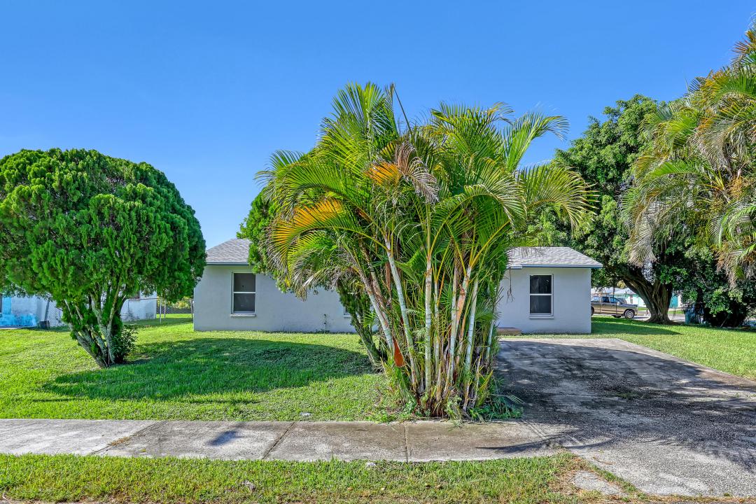 324 W 5th Terrace, Pahokee, Florida 33476