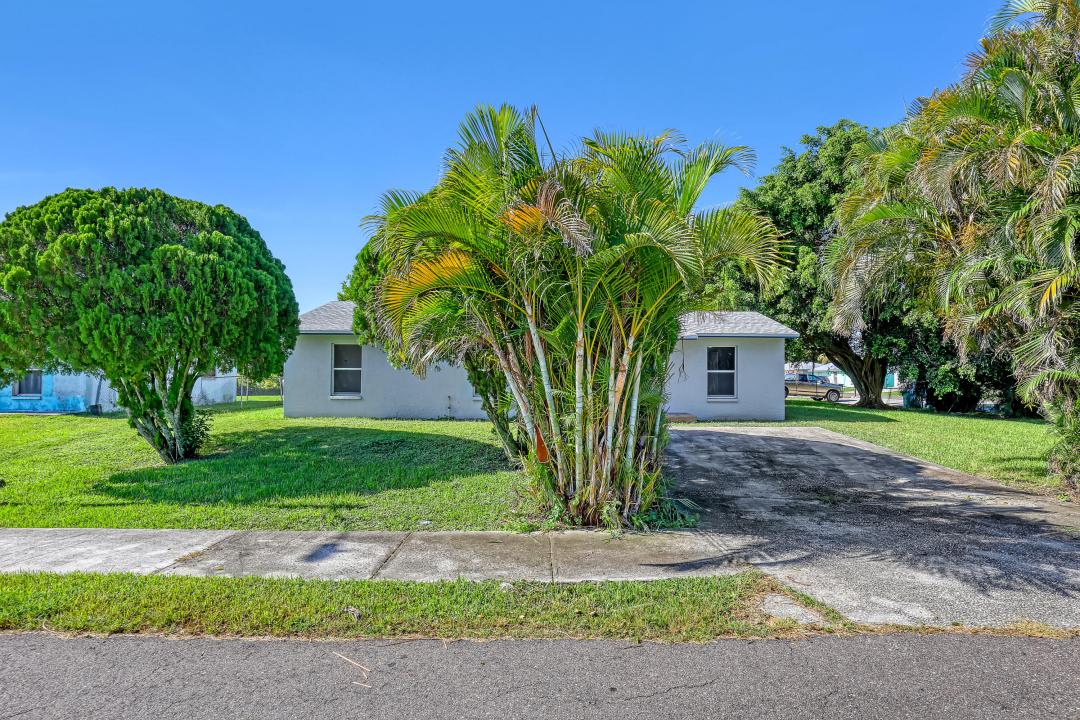 324 W 5th Terrace, Pahokee, Florida 33476