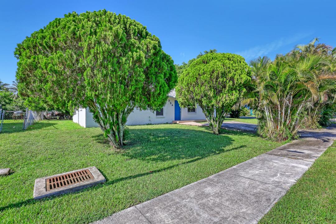 324 W 5th Terrace, Pahokee, Florida 33476