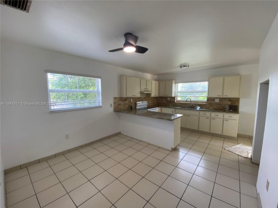 14XX E LeJeune, Hialeah, Floride 33010, États-Unis