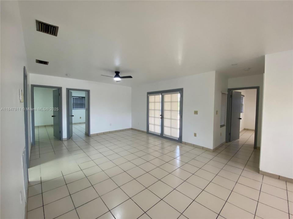 14XX E LeJeune, Hialeah, Floride 33010, États-Unis