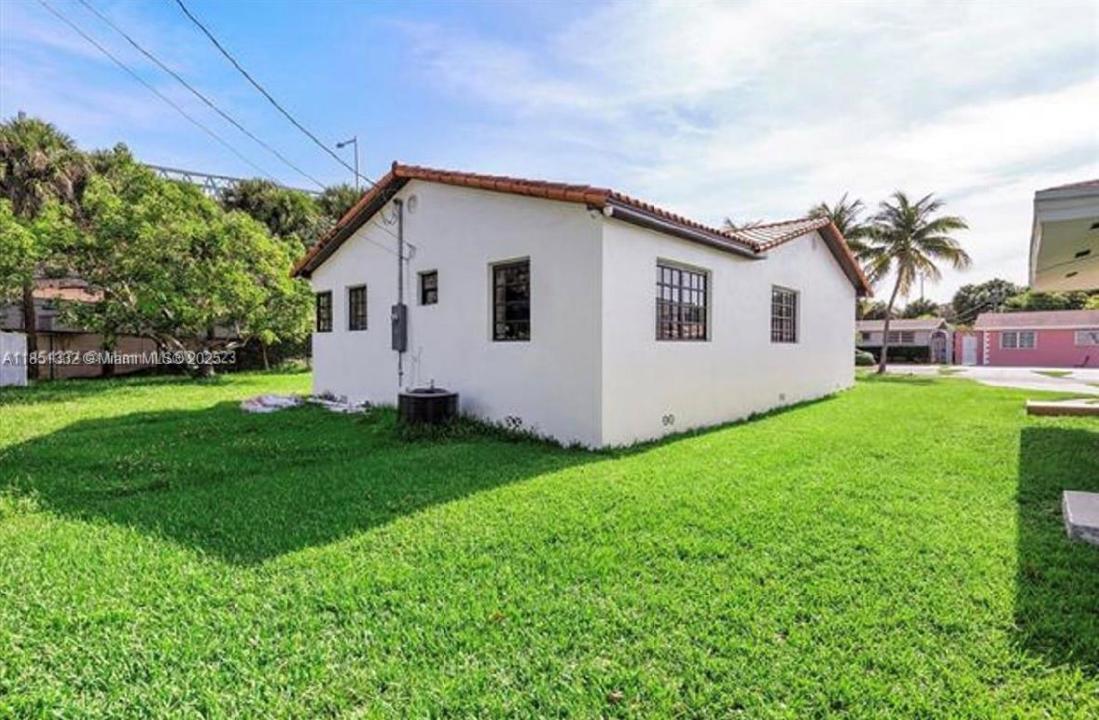 860 NW 17th Ct, Miami, Florida 33125, USA